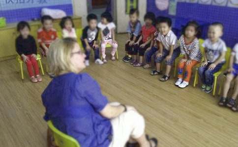 父母如何帮助内向宝宝适应幼儿园