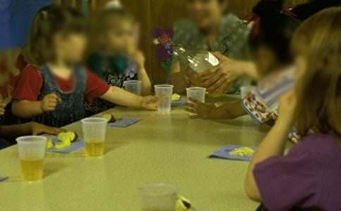 幼儿园小班语言教案《采野花》